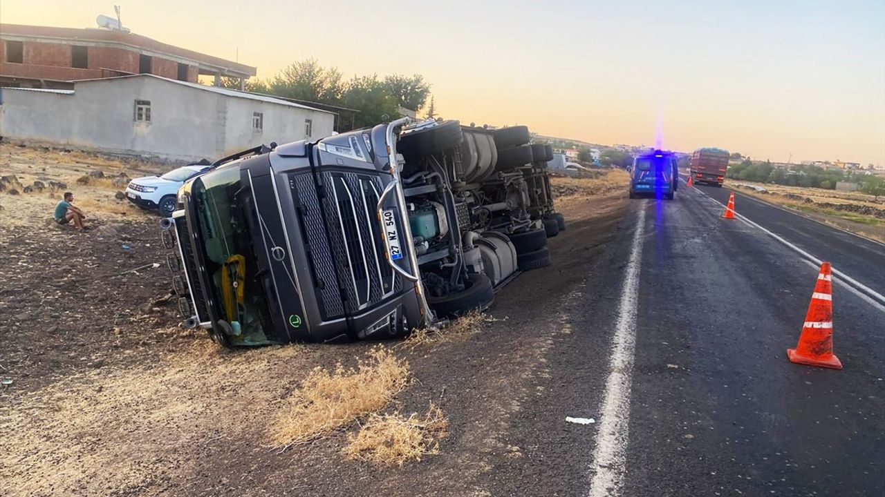 Şanlıurfa'da Hayvan Yüklü Tır Devrildi: 2 Yaralı