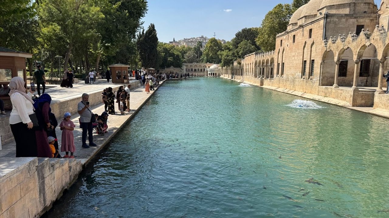 Şanlıurfa'da Termometreler 49 Dereceyi Gösterdi: Vatandaşlar Serinleme Arıyor