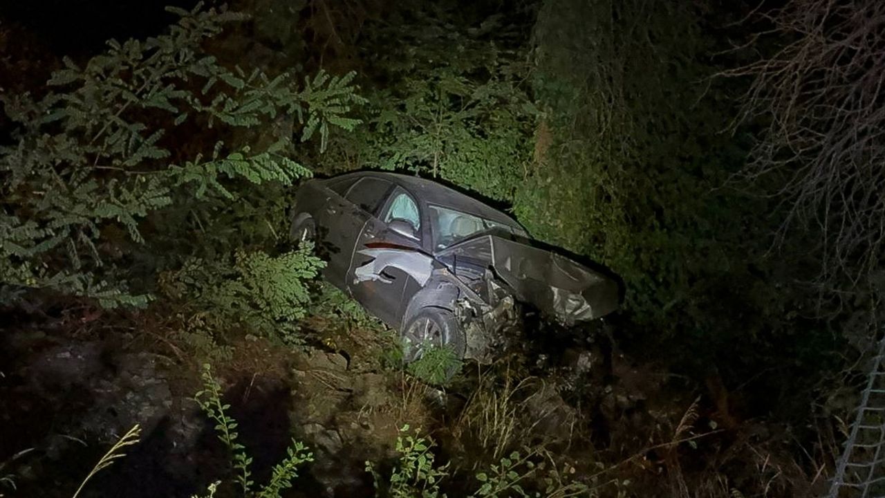 Sarıyer'de İki Otomobil Ormanlık Alana Düştü: 3 Yaralı