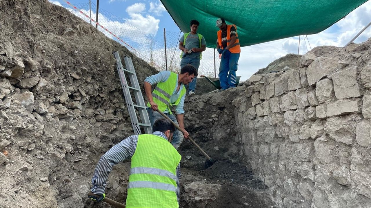 Satala Antik Kenti'nde 16 Mezar: 9 Kadın, 4 Erkek, 3 Çocuk İskeleti Belirlendi
