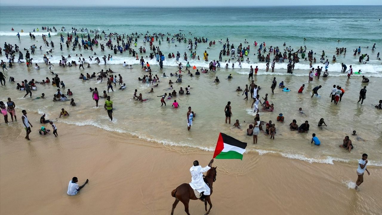 Senegal'den Filistin'e Destek: Thierno Gueye'nin Sahildeki Gösterisi