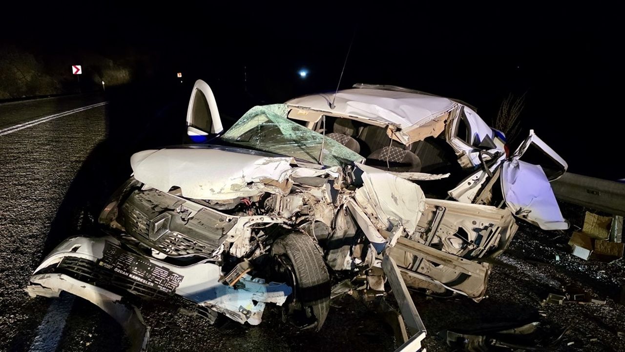 Seydikemer'de Tırla Çarpışma: Adem Yaman Hayatını Kaybetti