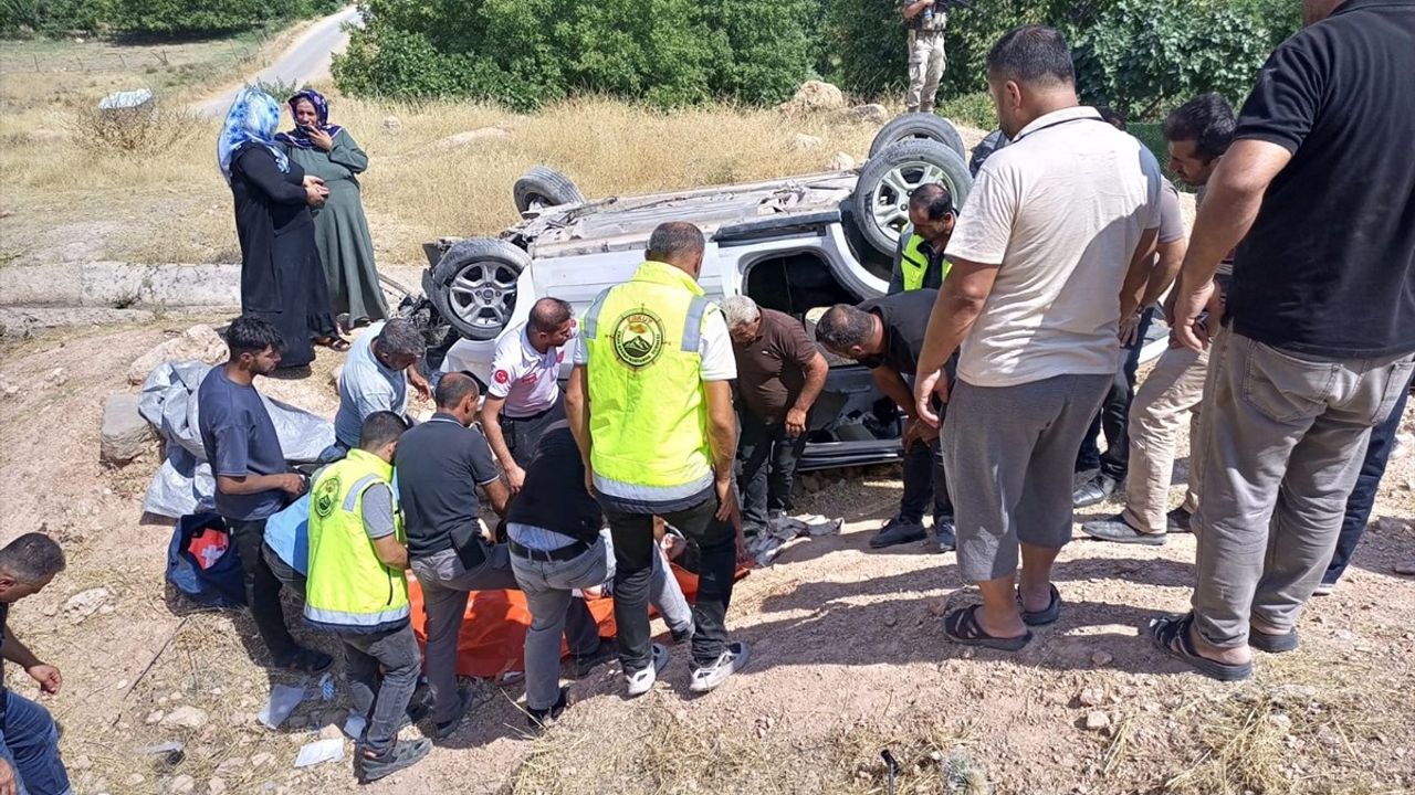 Siirt'te Hafif Ticari Araç Şarampole Devrildi: 4'ü Ağır 7 Yaralı
