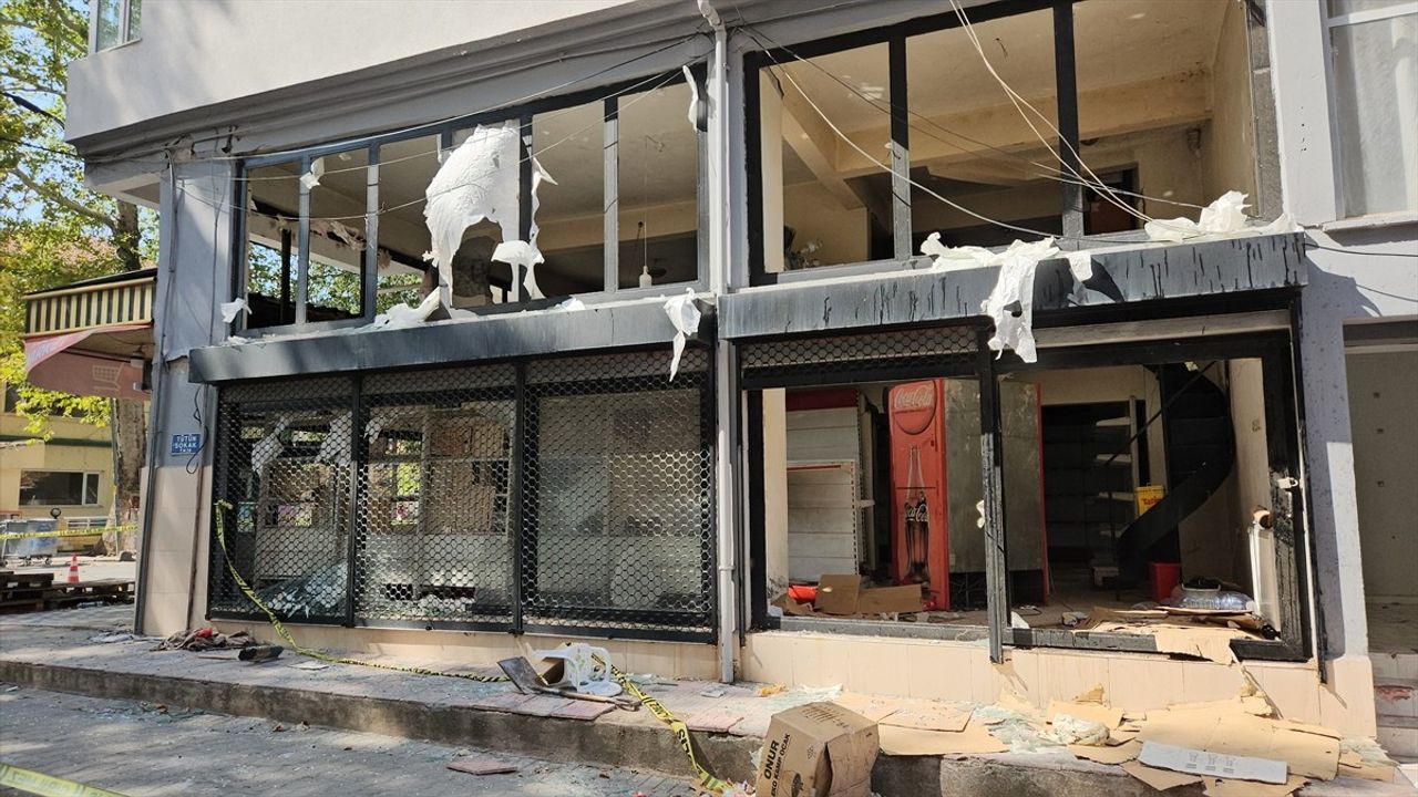 Sındırgı'da 6,1'lik Deprem: Markette Yakalanan Esnafın Korku Dolu Anları