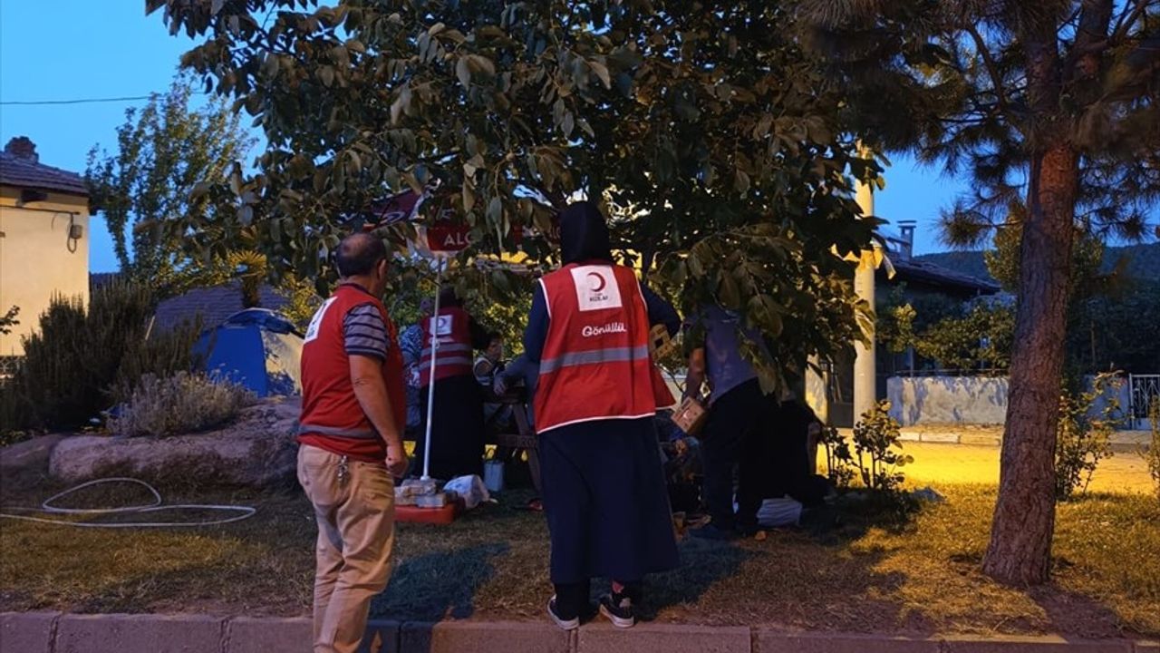 Sındırgı'da Türk Kızılay, Yavuz Market ürünlerini depremzedelere dağıttı