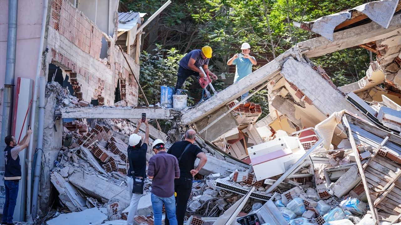 Sındırgı'daki Depremde Yıkılan Binadan Karot Örneği Alındı