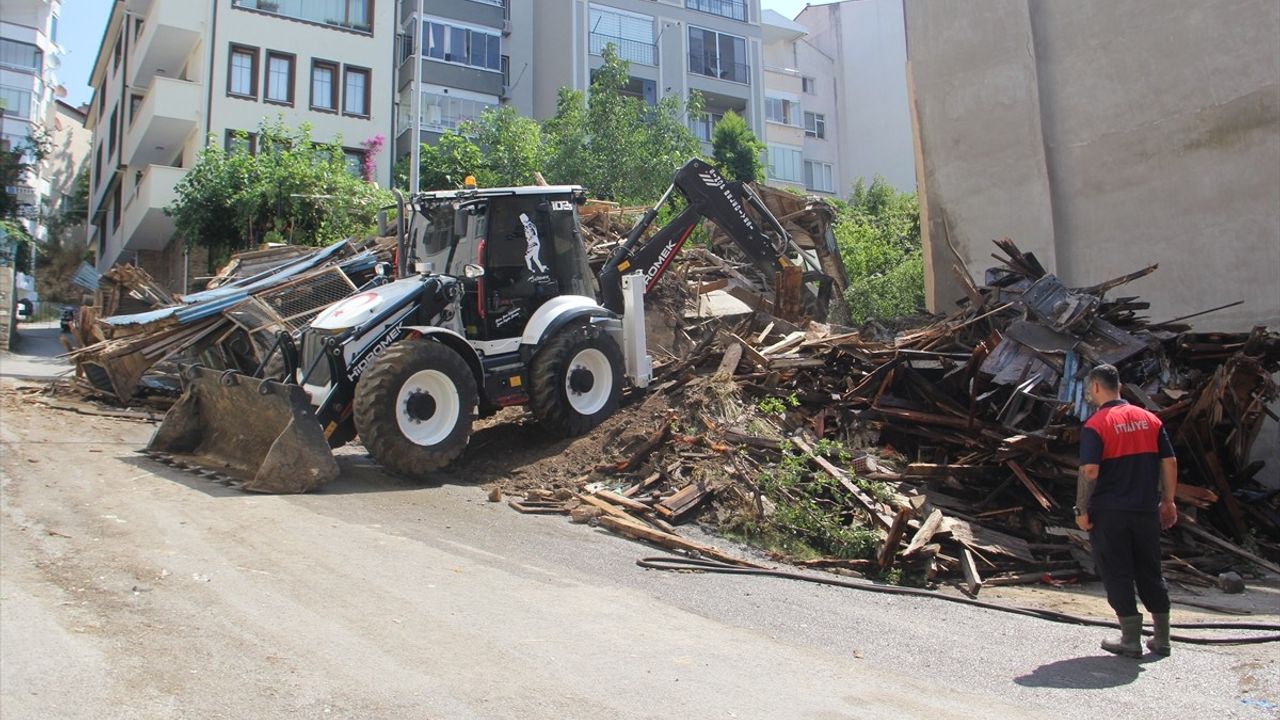 Sinop'ta Tarihi Metruk Bina Çöktü: 150 Yıllık Yapı Yıkıldı