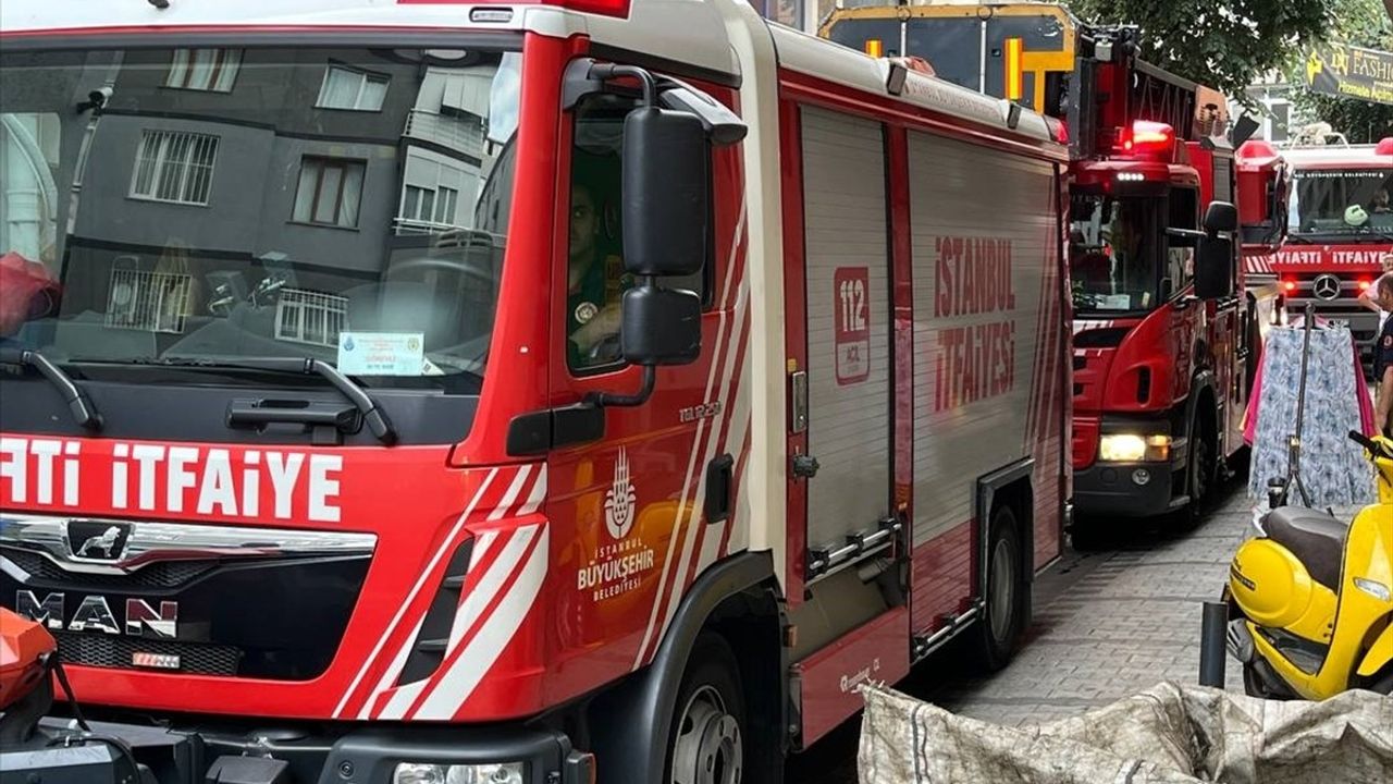 Şişli'de Kozmetik Mağazasında Yangın: 3 Kişi Dumandan Etkilenerek Hastaneye Kaldırıldı