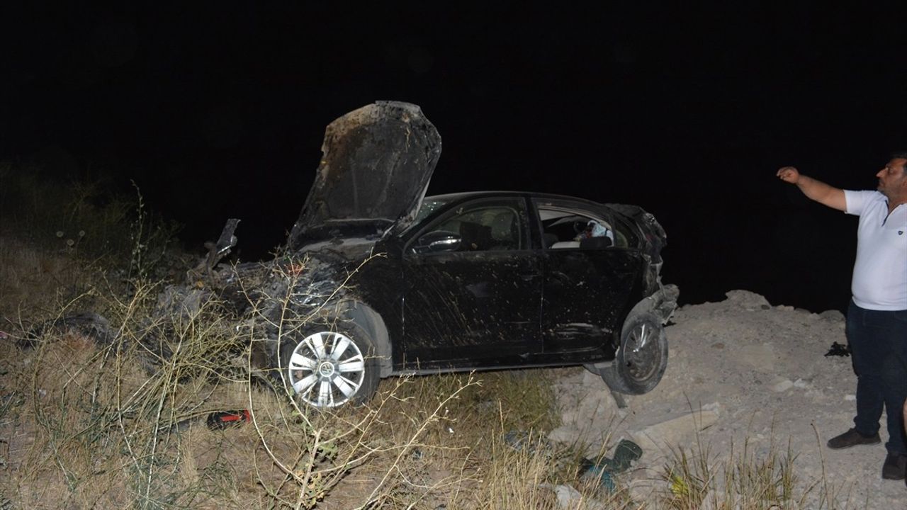 Sivas'ta D-100'de Devrilen Otomobil: 5 Kişi Yaralandı