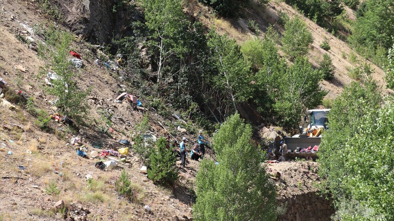 Sivas'ta Fındık İşçilerini Taşıyan Minibüs Uçuruma Yuvarlandı: 4 Ölü, 18 Yaralı