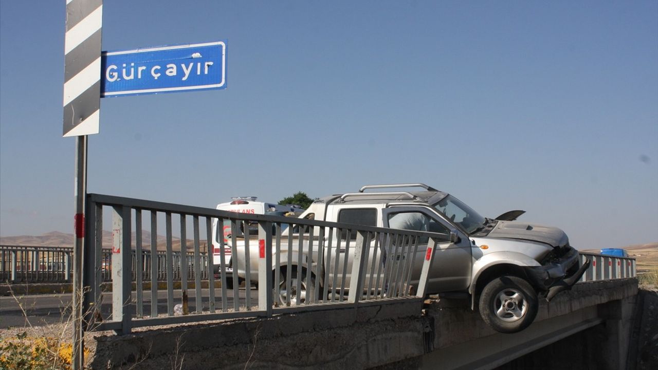Sivas'ta İki Ayrı Trafik Kazasında 9 Kişi Yaralandı
