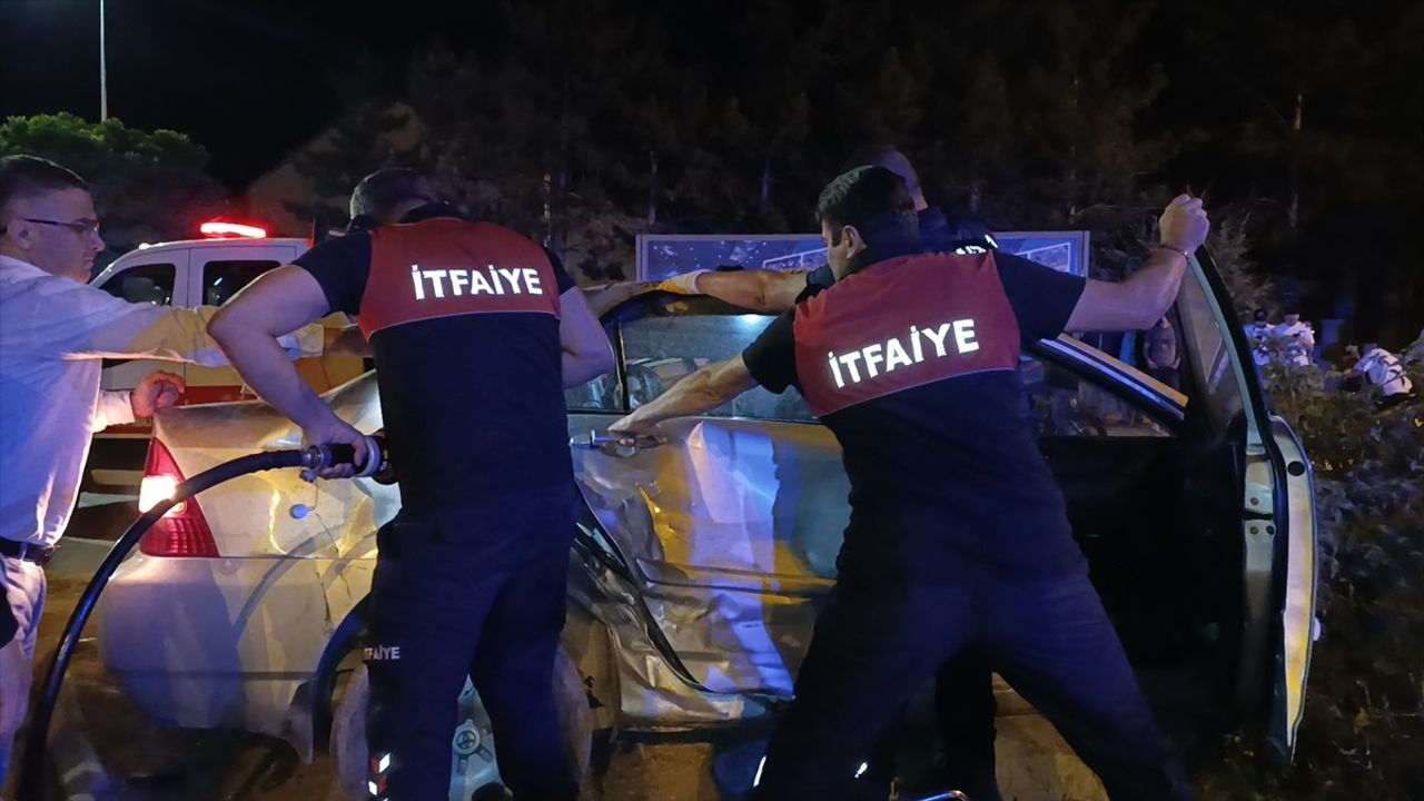 Sivas'ta İki Otomobil Çarpıştı: 8 Yaralı