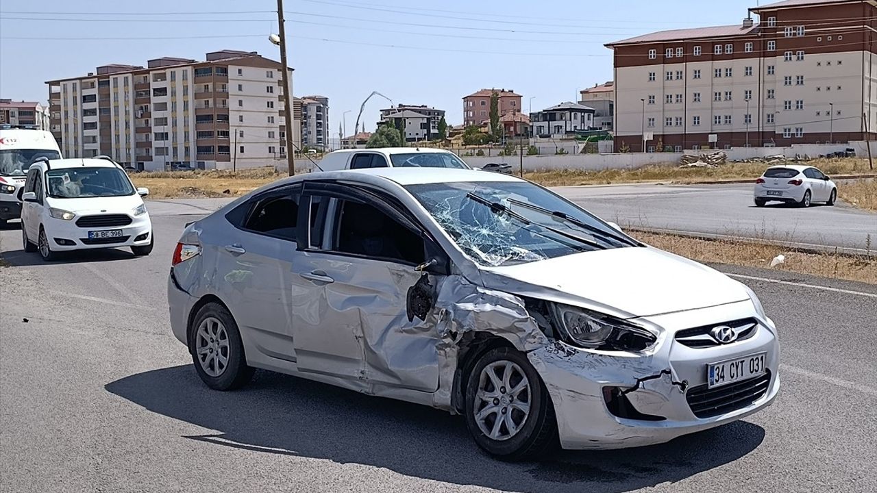 Sivas'ta Kamyonet ve Otomobil Çarpıştı: 6 Yaralı