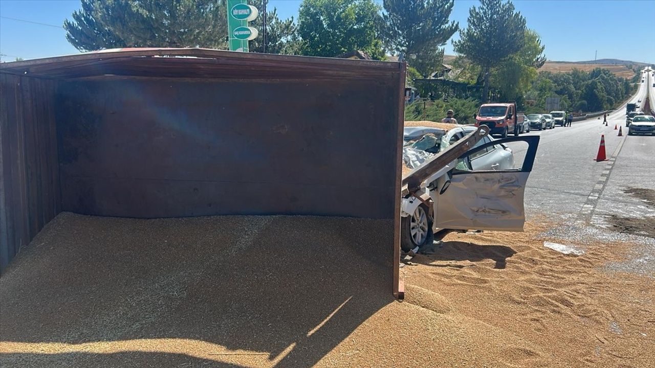 Sivas'ta Otomobil ile Traktör Çarpıştı: 3 Kişi Yaralandı