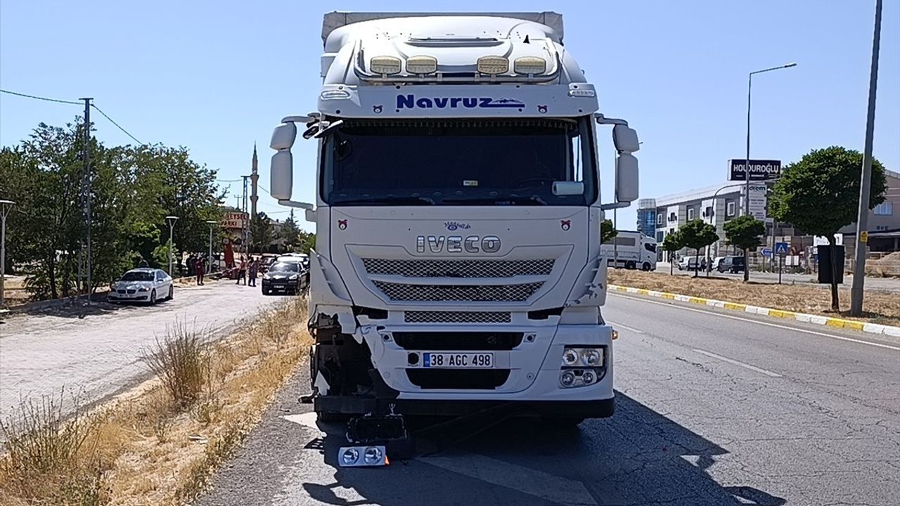 Sivas'ta tır çarpışması: Elektrikli motosiklet sürücüsü yaşamını yitirdi