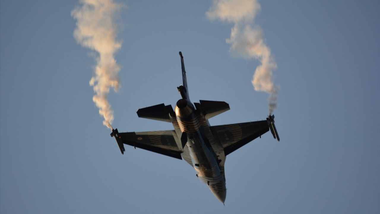 SOLOTÜRK Demirci'de Kurtuluş Festivali'nde Gösteri Uçuşu