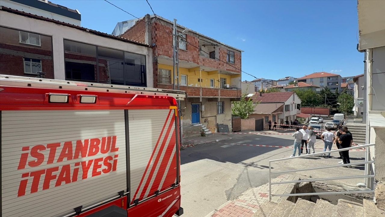 Sultanbeyli'de Çökme Riski Taşıyan 3 Katlı Bina Tahliye Edildi