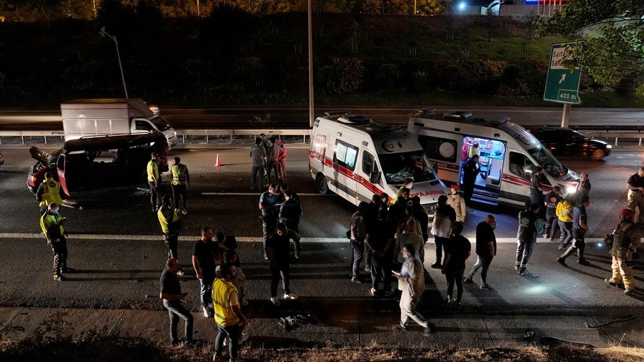 Sultanbeyli'de Minibüs Çarpışması: 9 Kişi Yaralandı