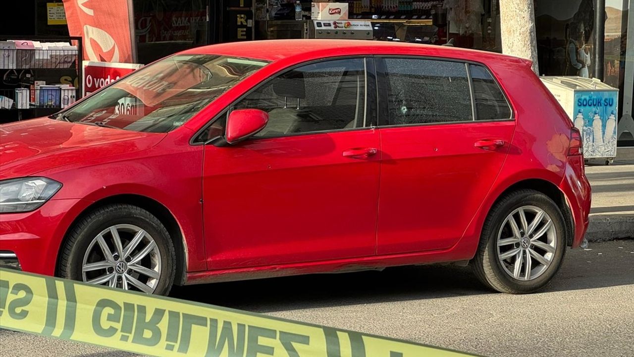 Sultangazi'de iş yerine silahla ateş açıldı: 1 kişi hafif yaralandı