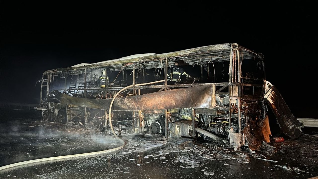 TAG Otoyolu'nda Otobüs Yangını: 31 Yolcu Tahliye Edildi