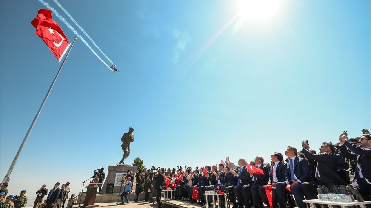 TBMM Başkanı Kurtulmuş, Kocatepe'de Başkomutan Mustafa Kemal Anıtı'ndaki Törende