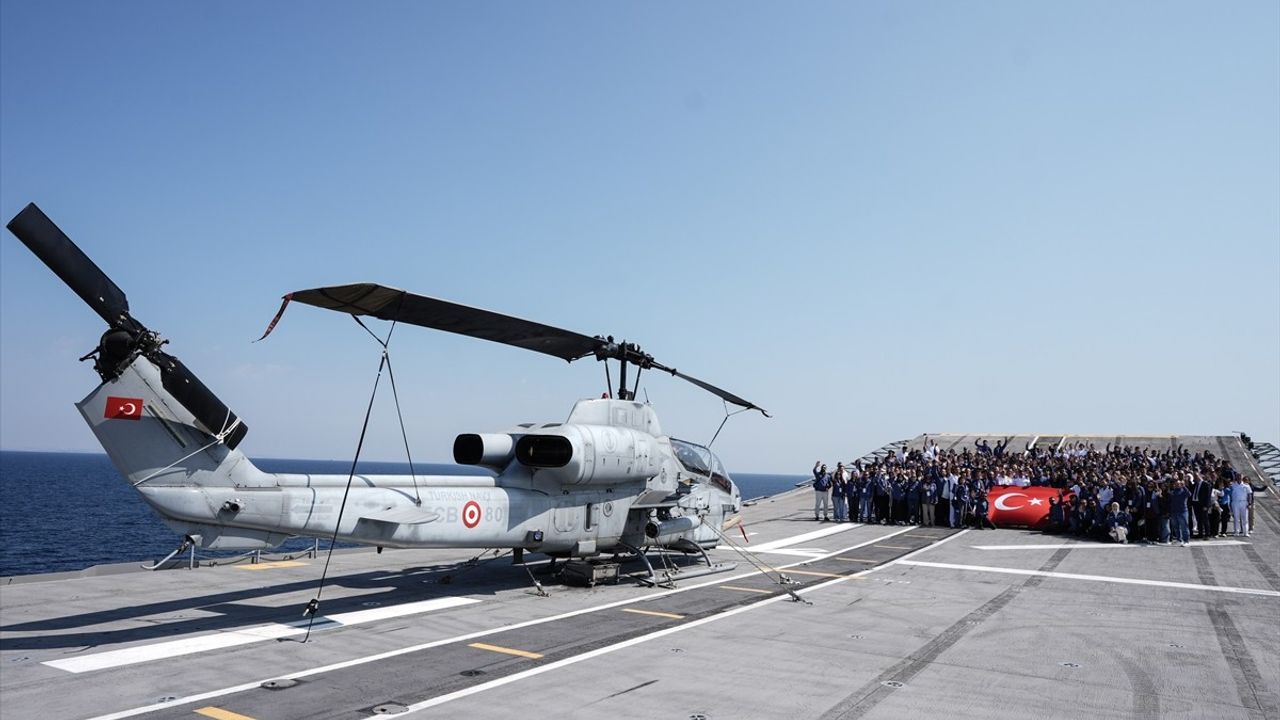 TCG Anadolu'yla 'Zafer Yolculuğu'nda Gençlerin Gururu