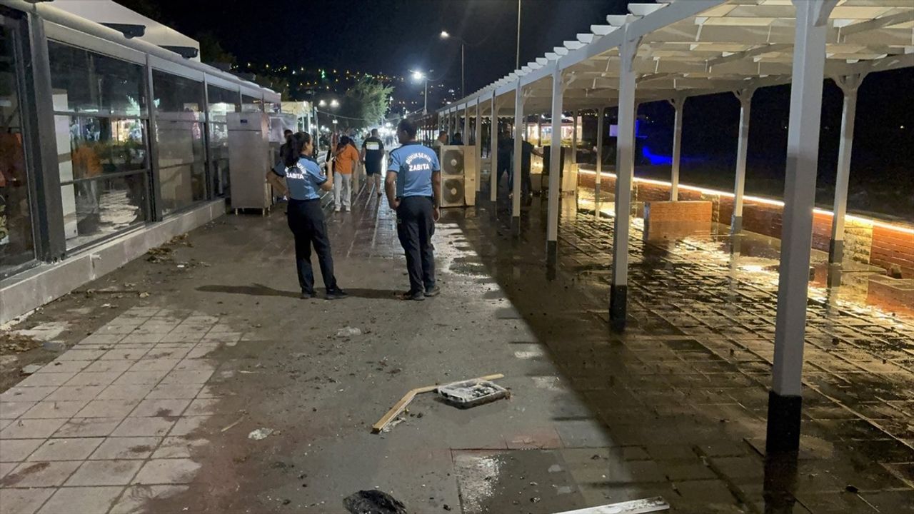 Tekirdağ'da Fırtına: Deniz Taştı, Yürüyüş Yolu Sular Altında