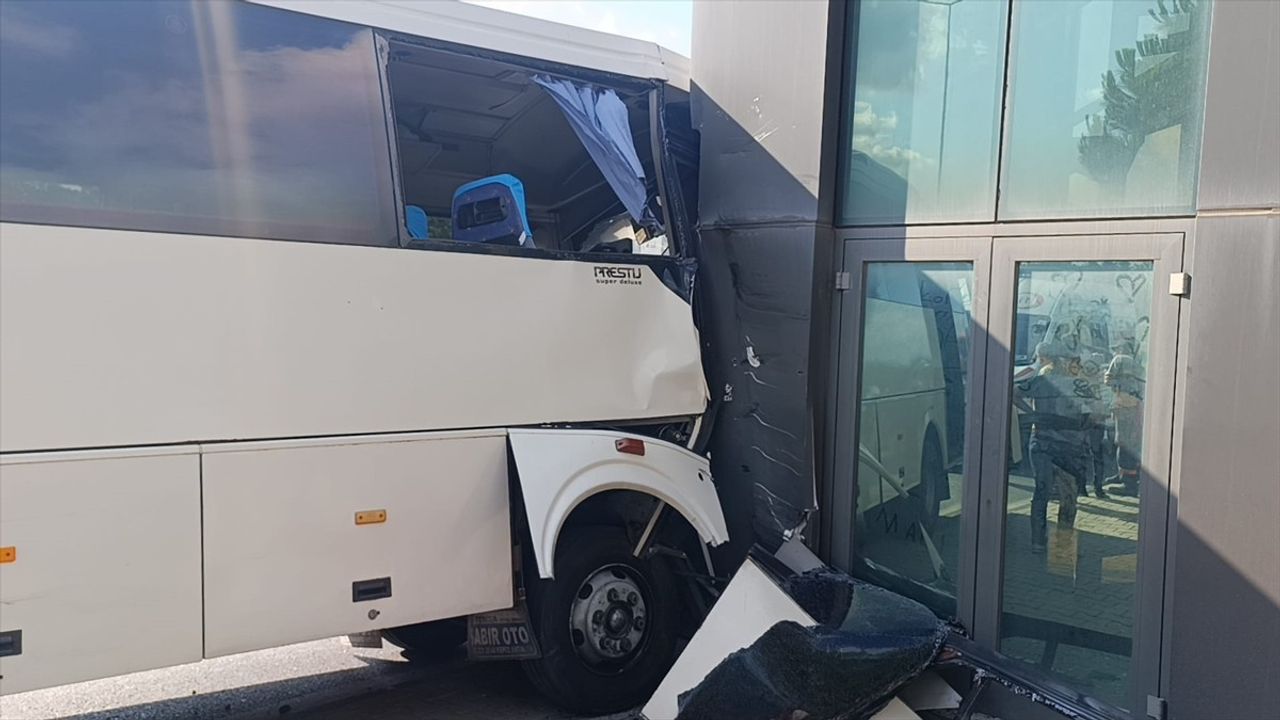 Tekirdağ'da İşçi Servisi Tak'a Çarptı: 19 Yaralı