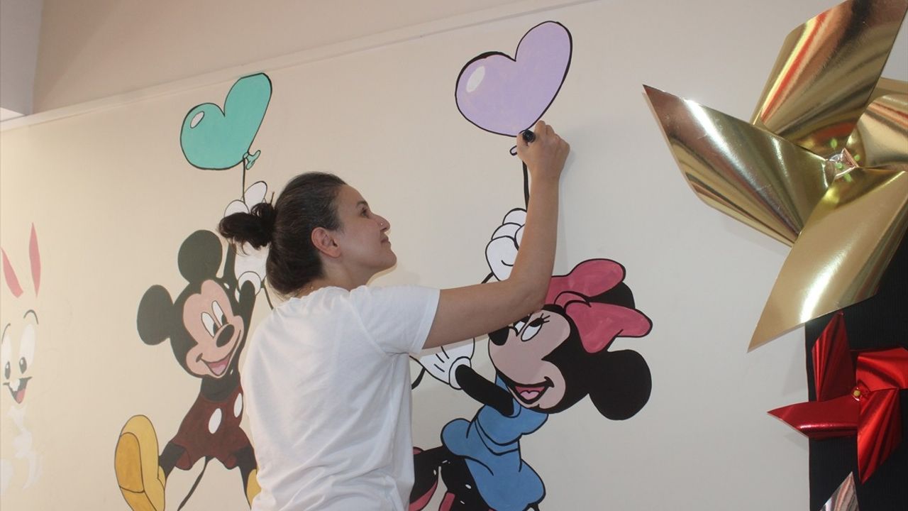 Tekirdağ'da Öğretmen Baba ve Kızı Fevzipaşa İlkokulu'nu Çizgi Film Karakterleriyle Renklendirdi