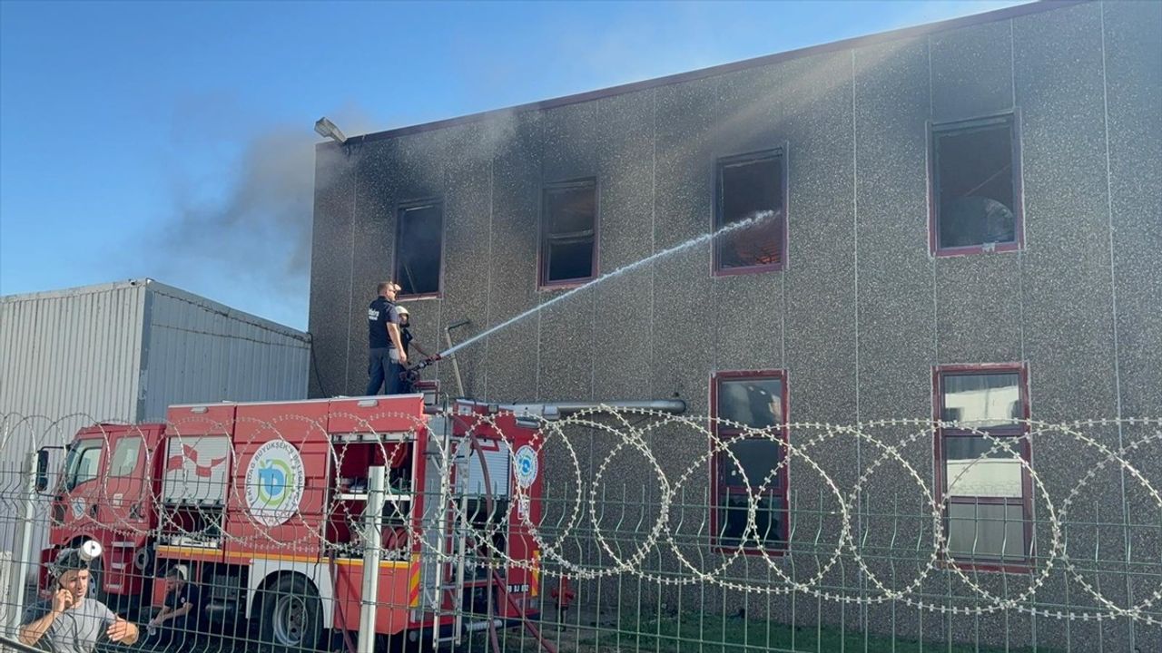 Tekirdağ'da Tarım Arazisinden Tül Fabrikasına Sıçrayan Yangın Devam Ediyor