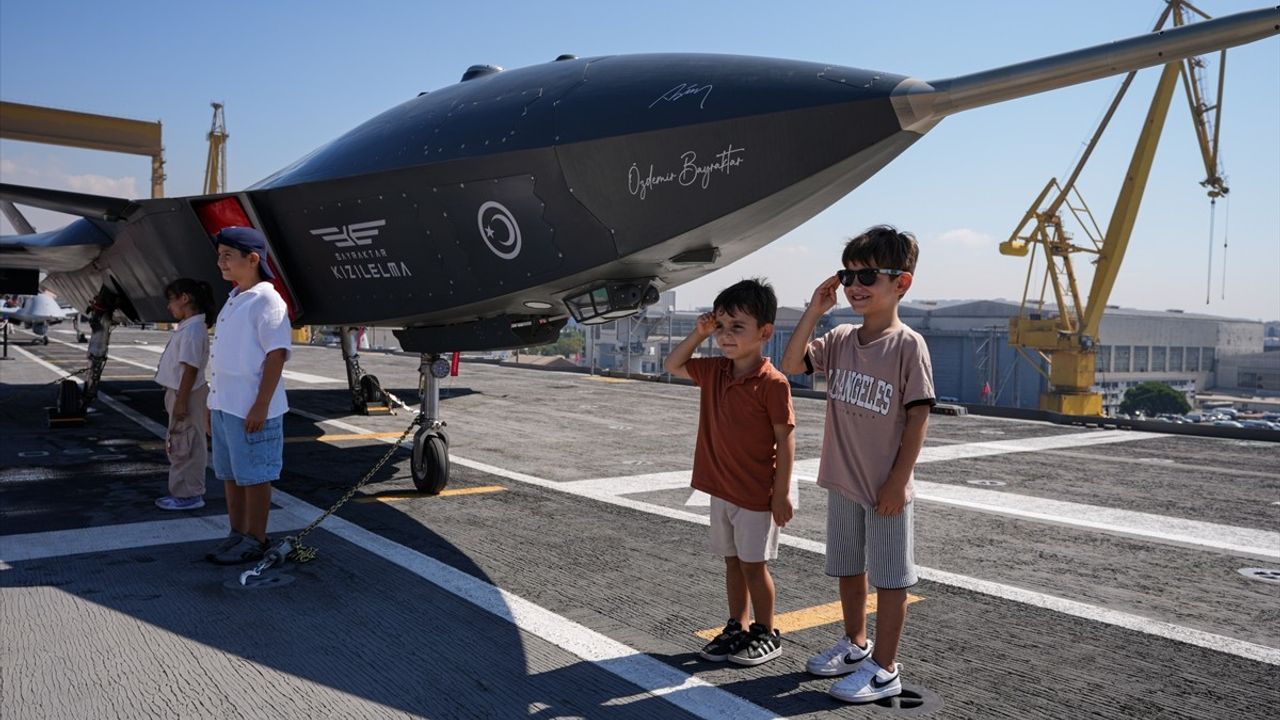 TEKNOFEST Mavi Vatan'da Uzun Kuyruklar: Vatandaşlar Gemilere Akın Etti