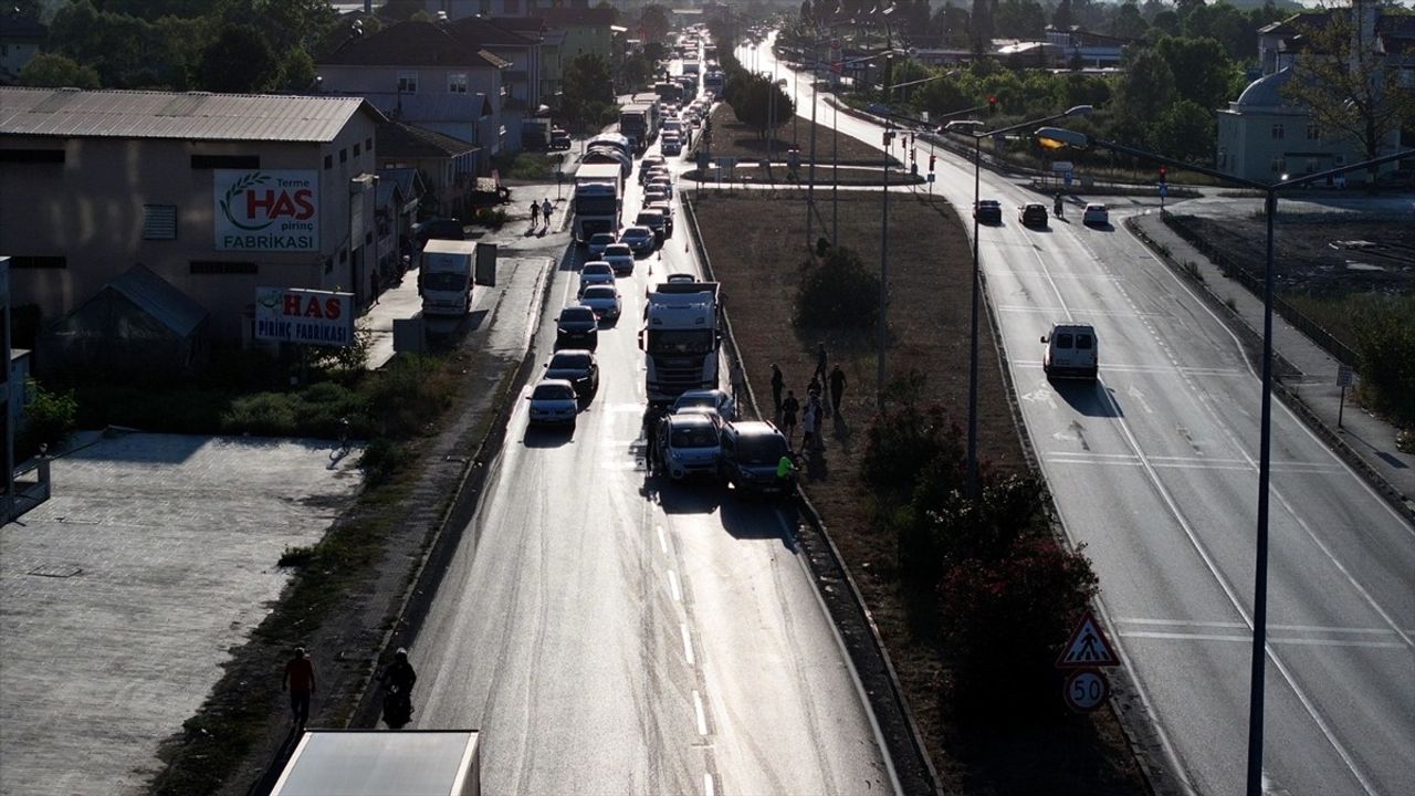 Terme'de Zincirleme Kaza: Karadeniz Sahil Yolunda Trafik Yoğunluğu