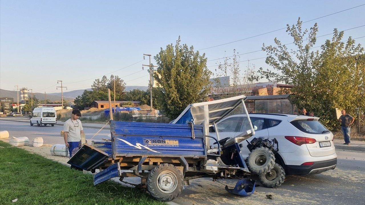 Tokat Erbaa'da Cip ile Saman Yüklü Tarım Aracı Çarpıştı