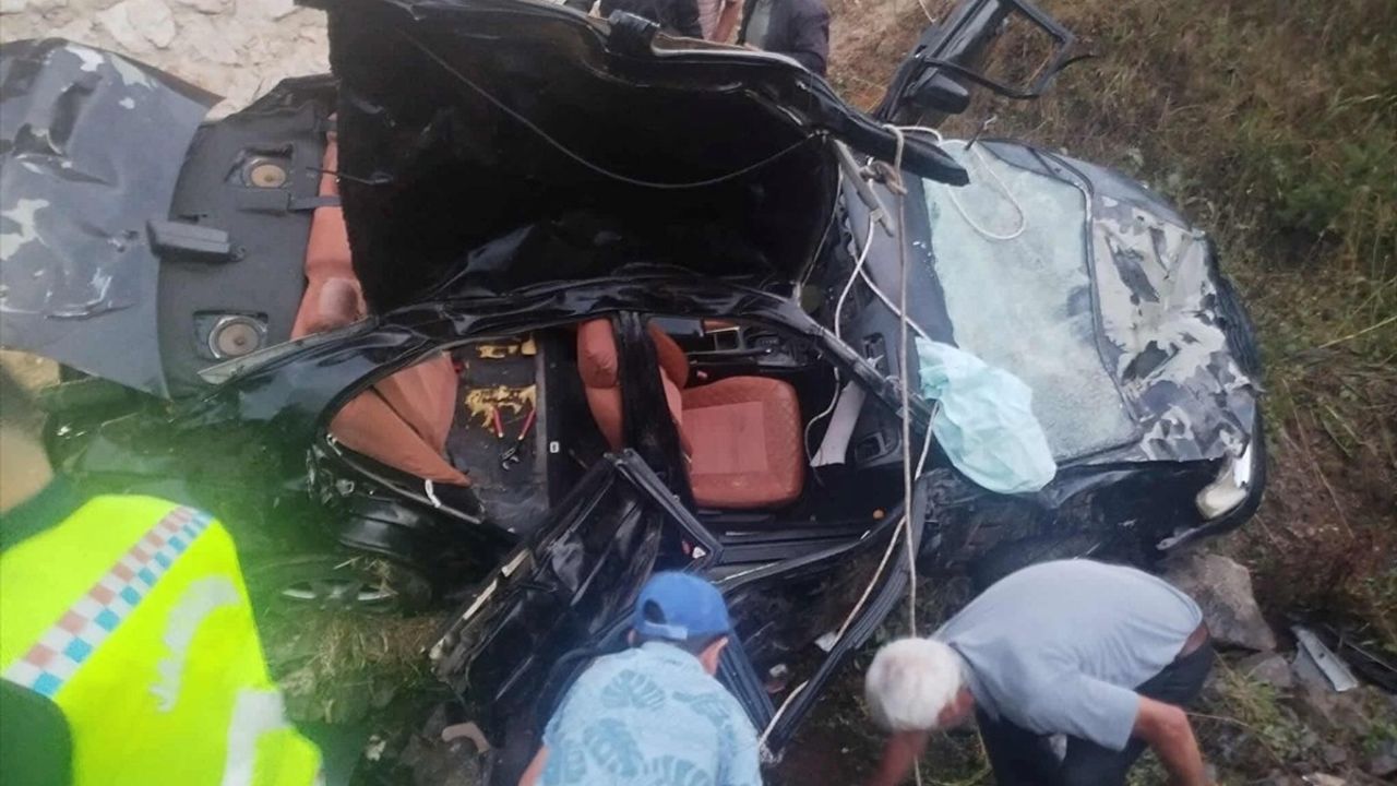Tokat Reşadiye'de Trafik Kazası: Devrilen Otomobilde 2 Ölü, 3 Yaralı