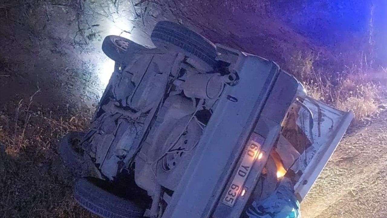 Tokat Yeşilyurt'ta Devrilen Otomobilde 3 Kişi Yaralandı