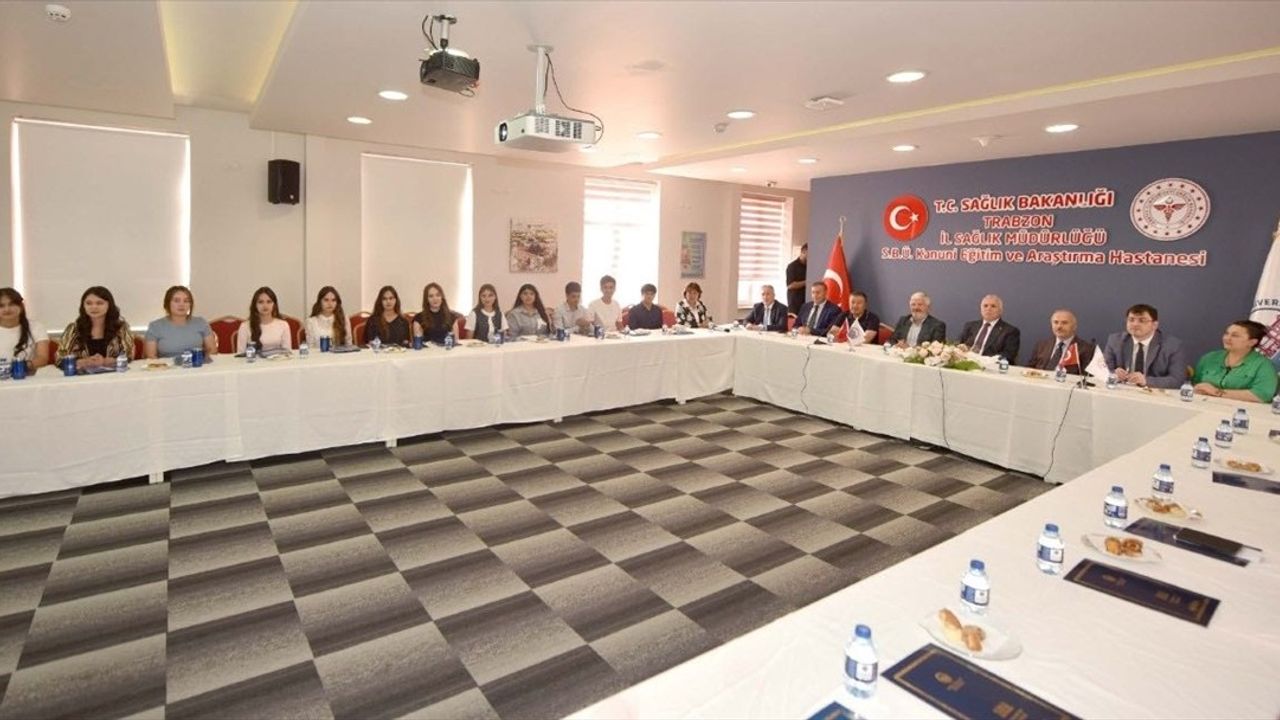 Trabzon'da Özbekistanlı 11 Tıp Öğrencisine Yaz Stajı Sertifikası