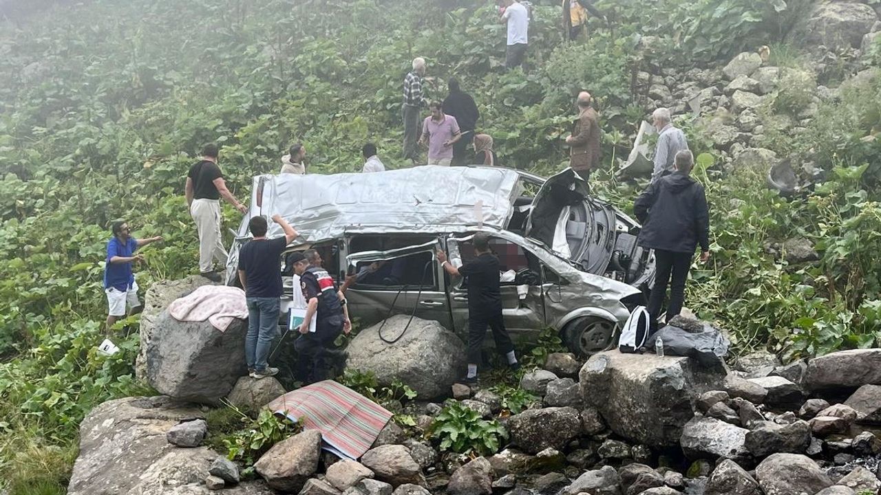 Trabzon'da Panelvan Uçuruma Yuvarlandı: 2 Ölü, 4 Yaralı