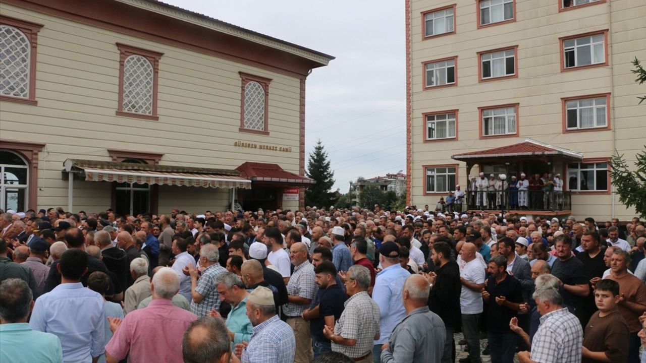 Trabzon Of'ta Denizde Boğulan 13 Yaşındaki Sultan Hamit Hacımustafaoğlu Defnedildi