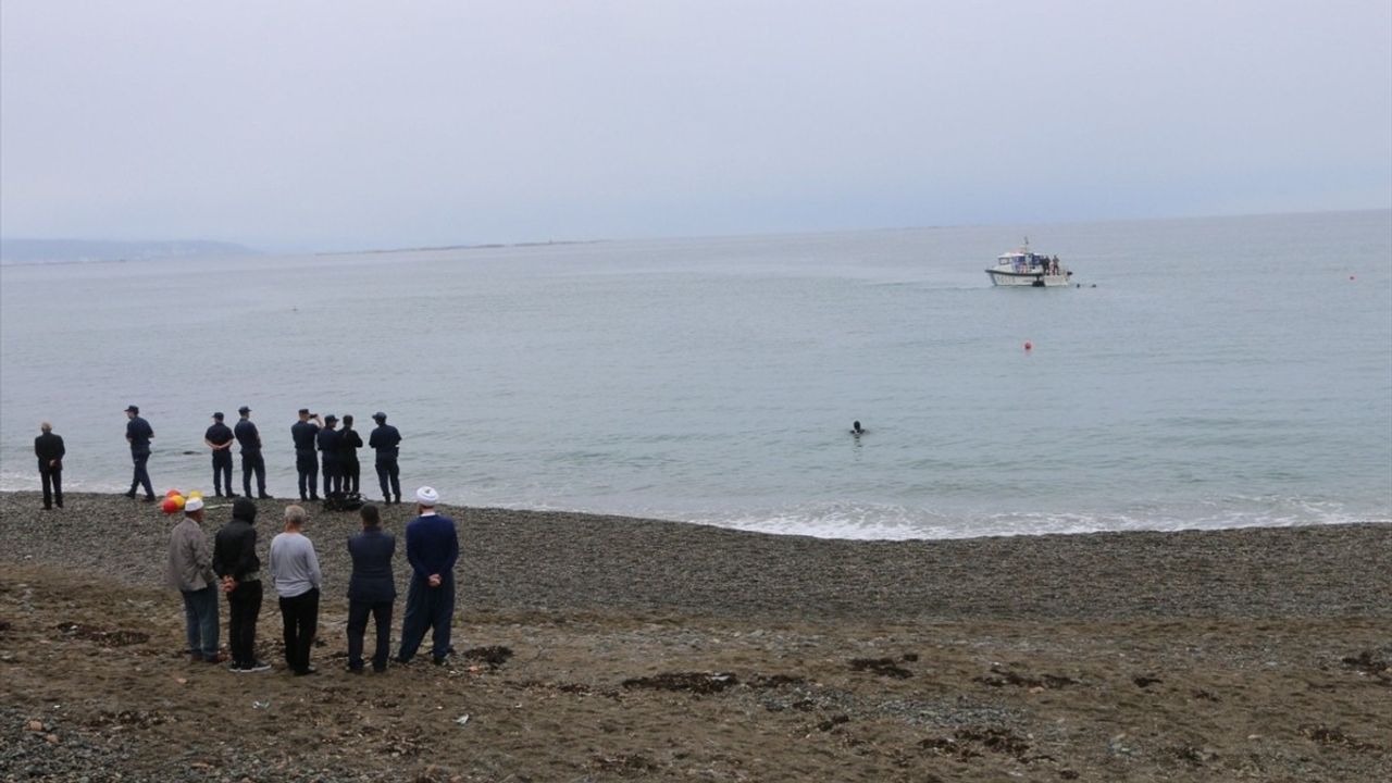 Trabzon Of'ta Denizde Kaybolan 13 Yaşındaki Çocuğun Cansız Bedeni Bulundu