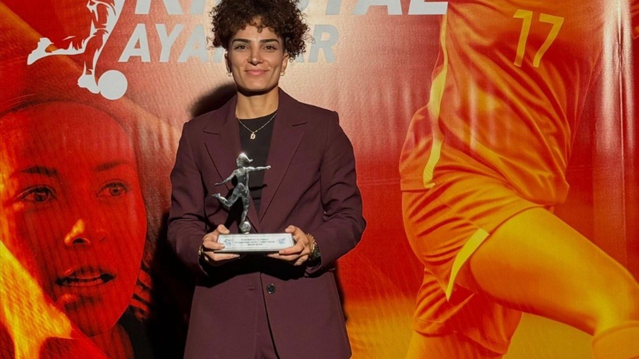 Trabzonspor'dan Dilan Bora'ya 'Yılın Defans Oyuncusu' Kutlaması