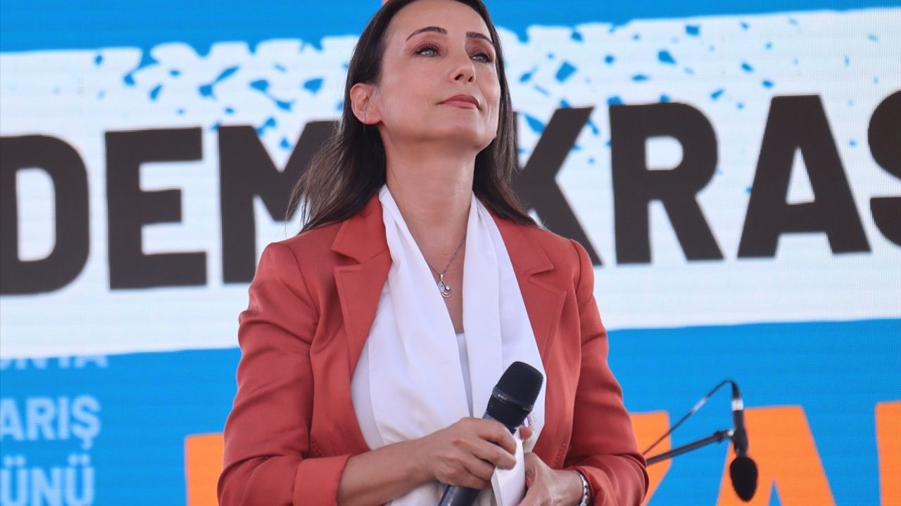 Tülay Hatimoğulları'ndan Kadıköy'de 1 Eylül Barış Çağrısı