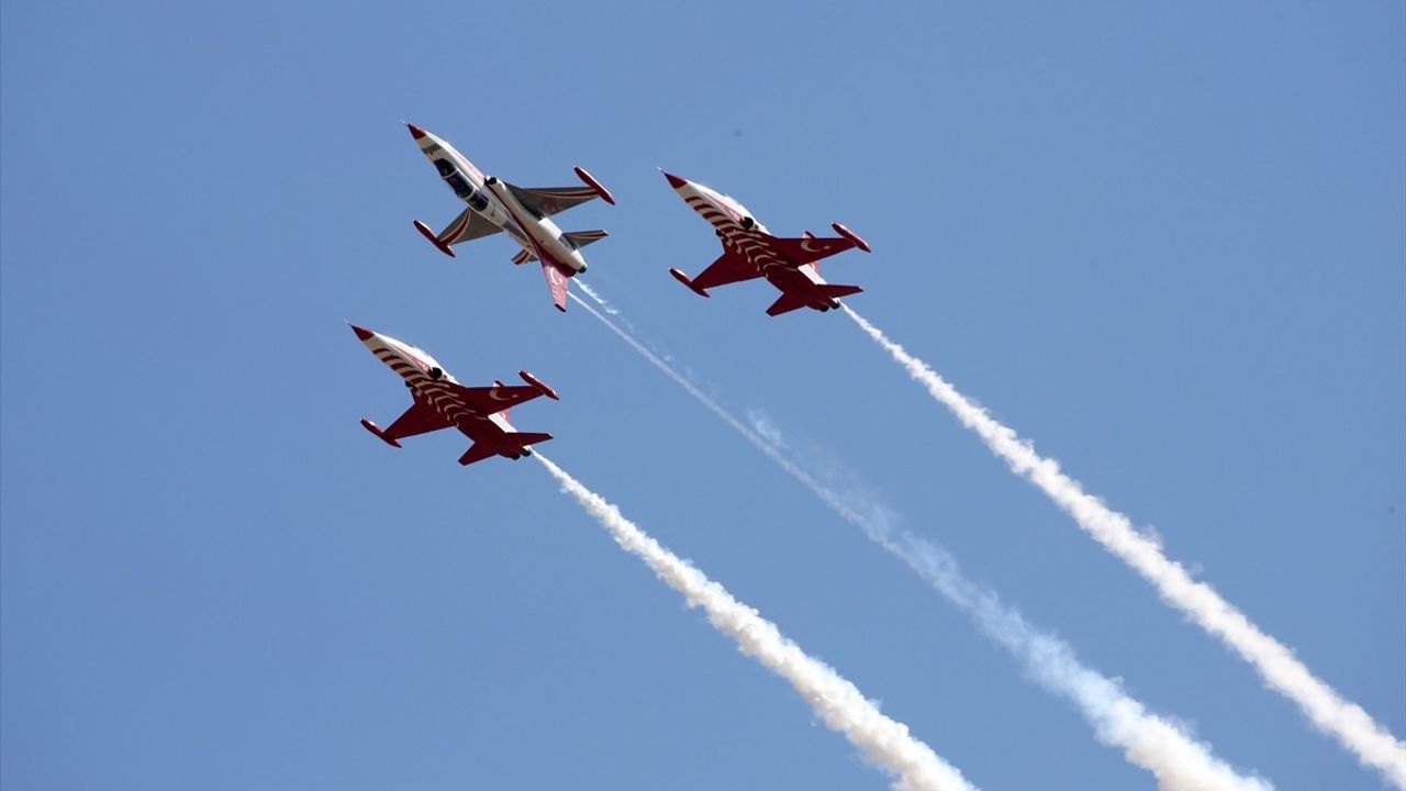 Türk Yıldızları Malazgirt Semalarında Gösteri Uçuşu — 954. Yıl