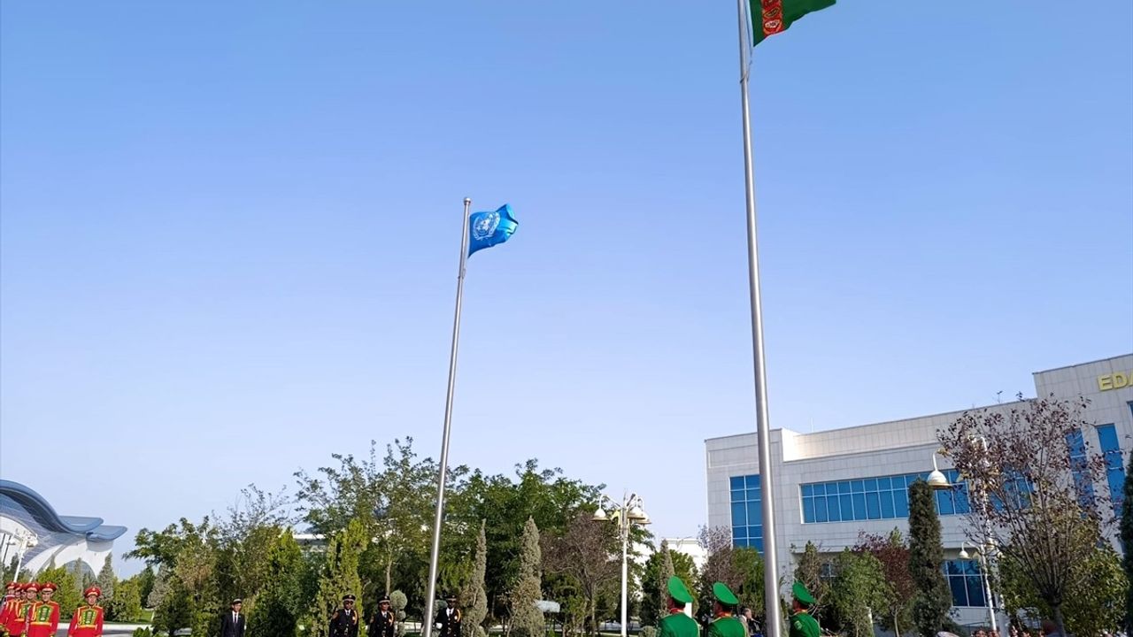 Türkmenistan ve BM Bayrakları LLDC Toplantısında Göndere Çekildi