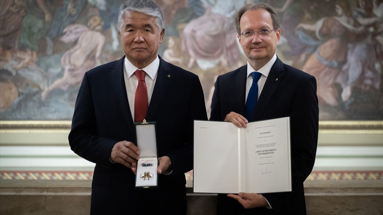 TÜRKSOY Genel Sekreteri Sultan Raev'e Budapeşte'de Macar Liyakat Nişanı