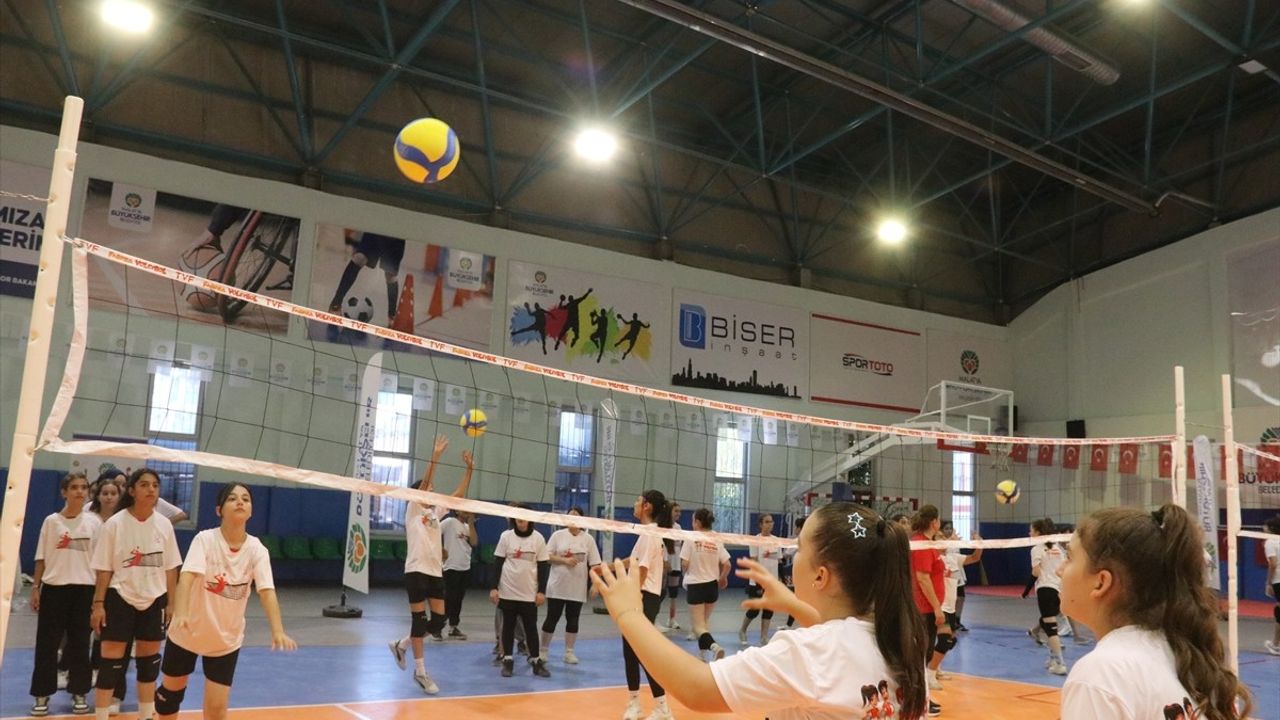 TVF Başkanı Üstündağ, Malatya'da Çocukların Voleybol Antrenmanını İzledi