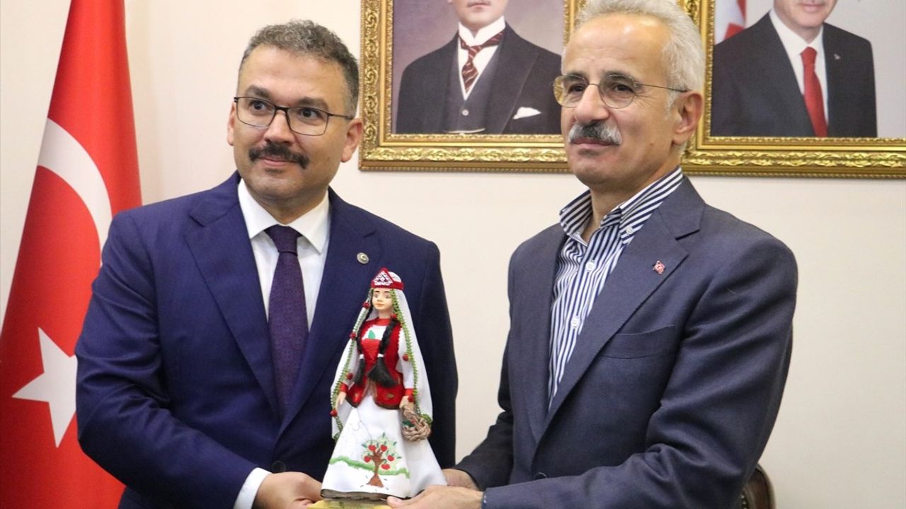 Ulaştırma Bakanı Uraloğlu Iğdır'da: Vali Turan ve AK Parti İl Başkanlığını Ziyaret Etti