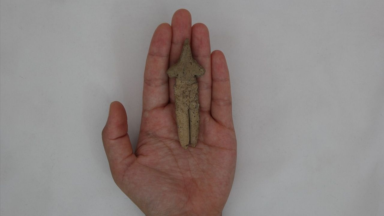 Ulucak Höyüğü'nde 8 Bin Yıllık Tilki Postlu Erkek Figür Bulundu