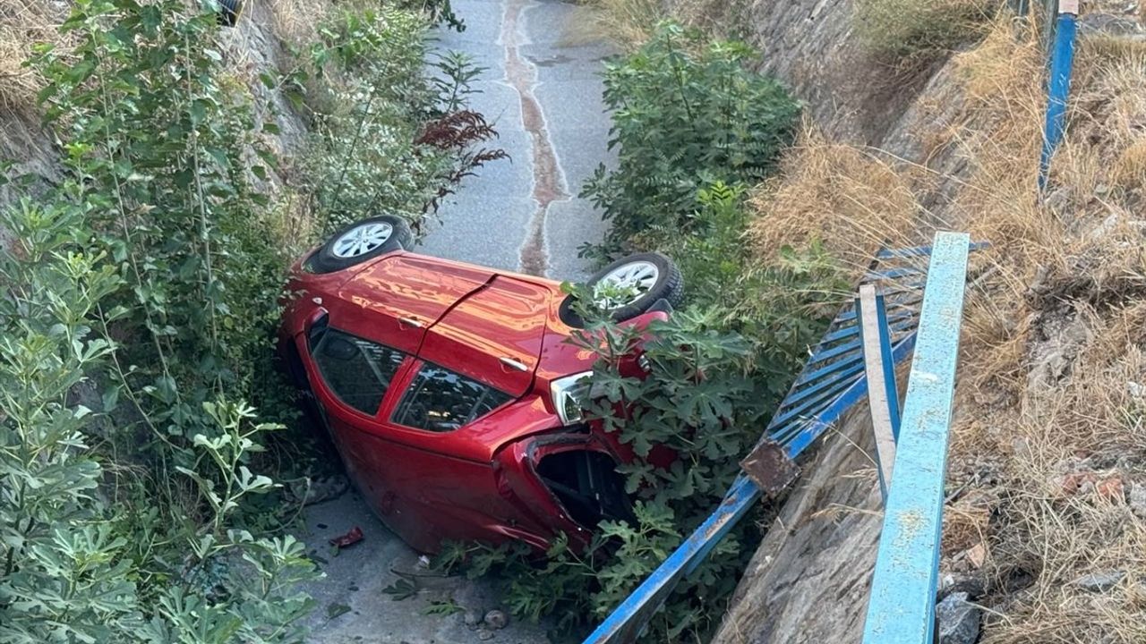 Ümraniye'de Çarpışma Sonrası Dereye Düşen Otomobilde Sürücü Yaralandı