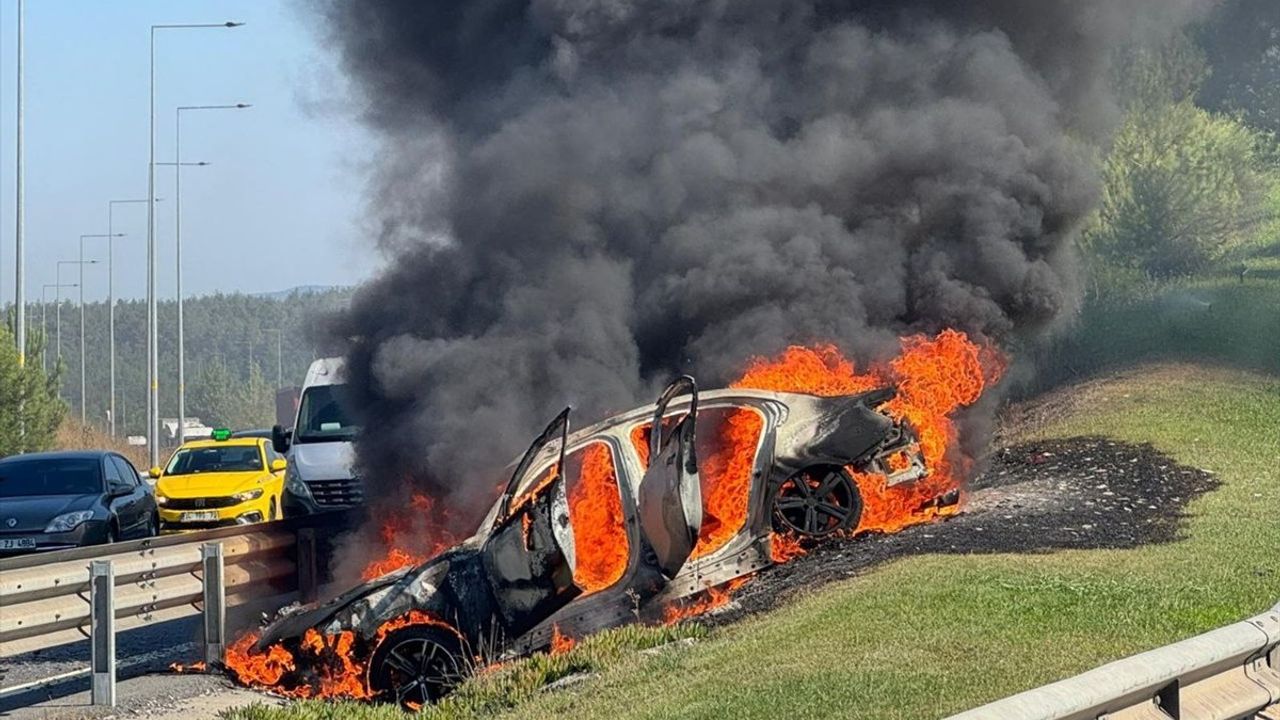 Ümraniye'de Kaza Yapıp Yanan Otomobil Kullanılamaz Hale Geldi