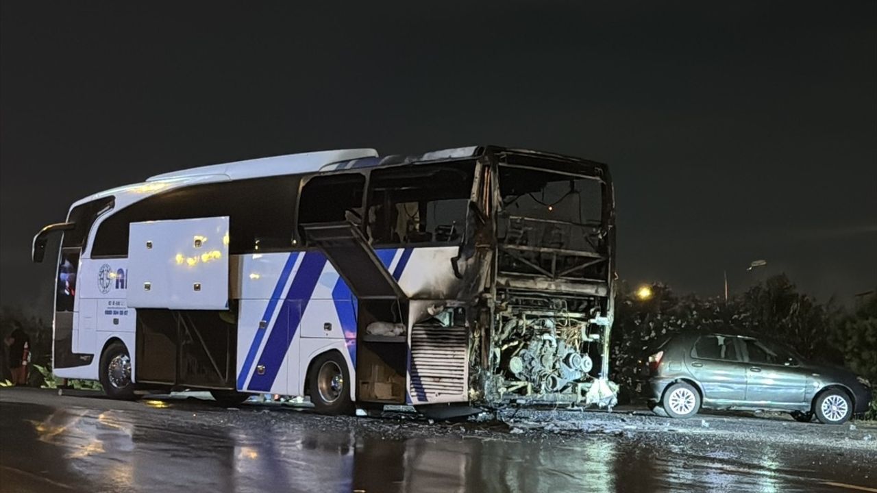 Ümraniye'de Yolcu Otobüsünde Yangın: Olay Anında Yolcular Tahliye Edildi